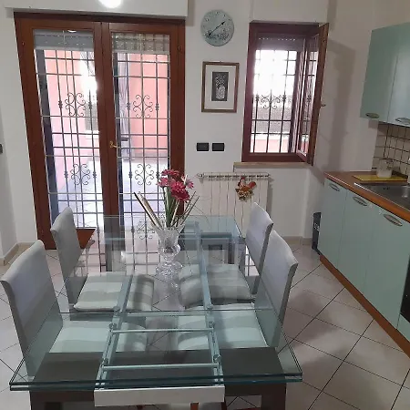 Casa Con Veranda In Centro - Comodo Parcheggio E Garage Incluso Apartman Latina