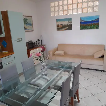Casa Con Veranda In Centro - Comodo Parcheggio E Garage Incluso * Latina