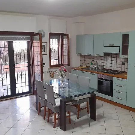 Casa Con Veranda In Centro - Comodo Parcheggio E Garage Incluso Apartman *