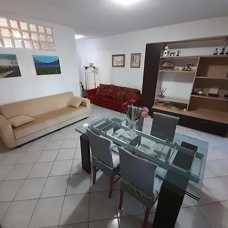 Casa Con Veranda In Centro - Comodo Parcheggio E Garage Incluso * Latina