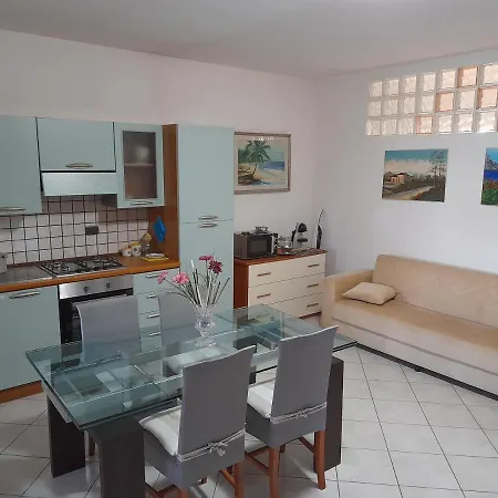 Casa Con Veranda In Centro - Comodo Parcheggio E Garage Incluso Apartman