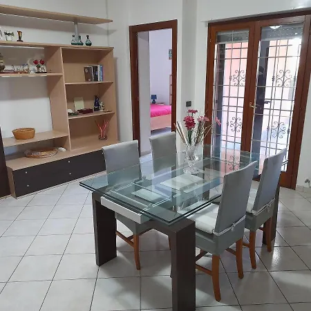 Casa Con Veranda In Centro - Comodo Parcheggio E Garage Incluso Apartman Latina